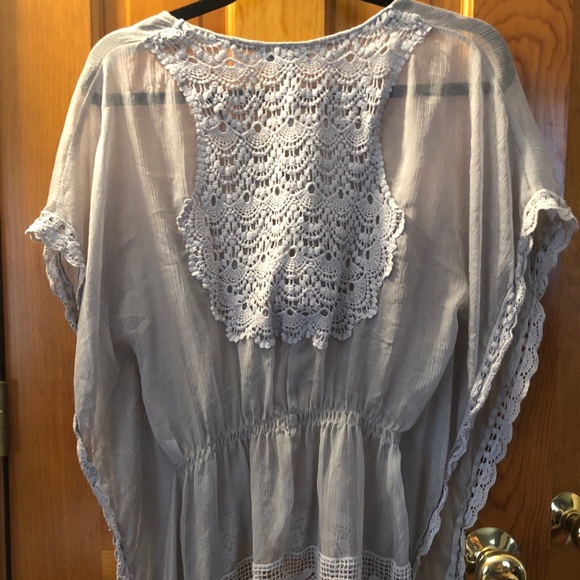 Light grey blouse with crocheted back and trim - Picture 3 of 4